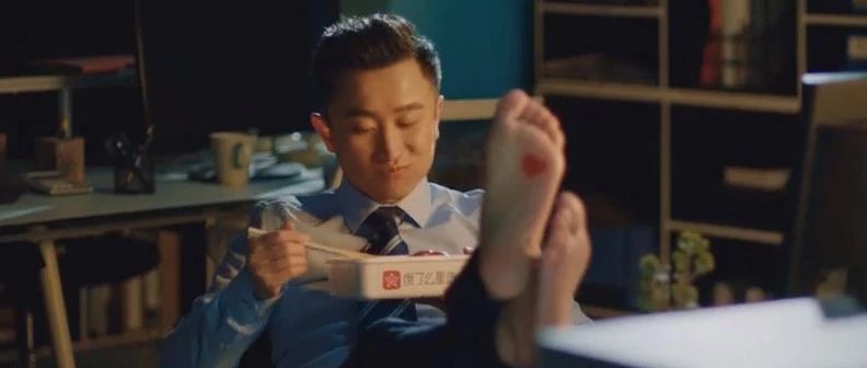 饿了么沙雕广告：你离人生巅峰只差一份外卖！