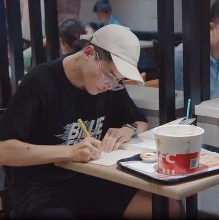 肯德基致敬努力寻找位子的你