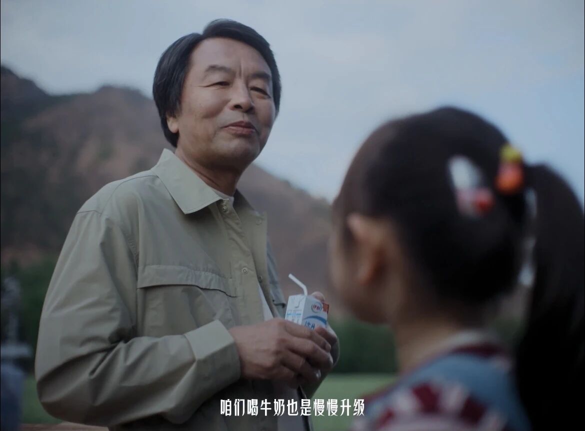 连续两年“绑定”刘震云，伊利嗅到了什么趋势？